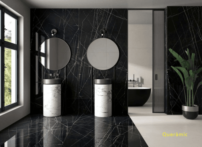 Baño porcelánico imitación mármol estilo clásico y elegante, blanco y negro.