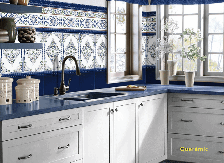 Cocina moderna con azulejo andaluz